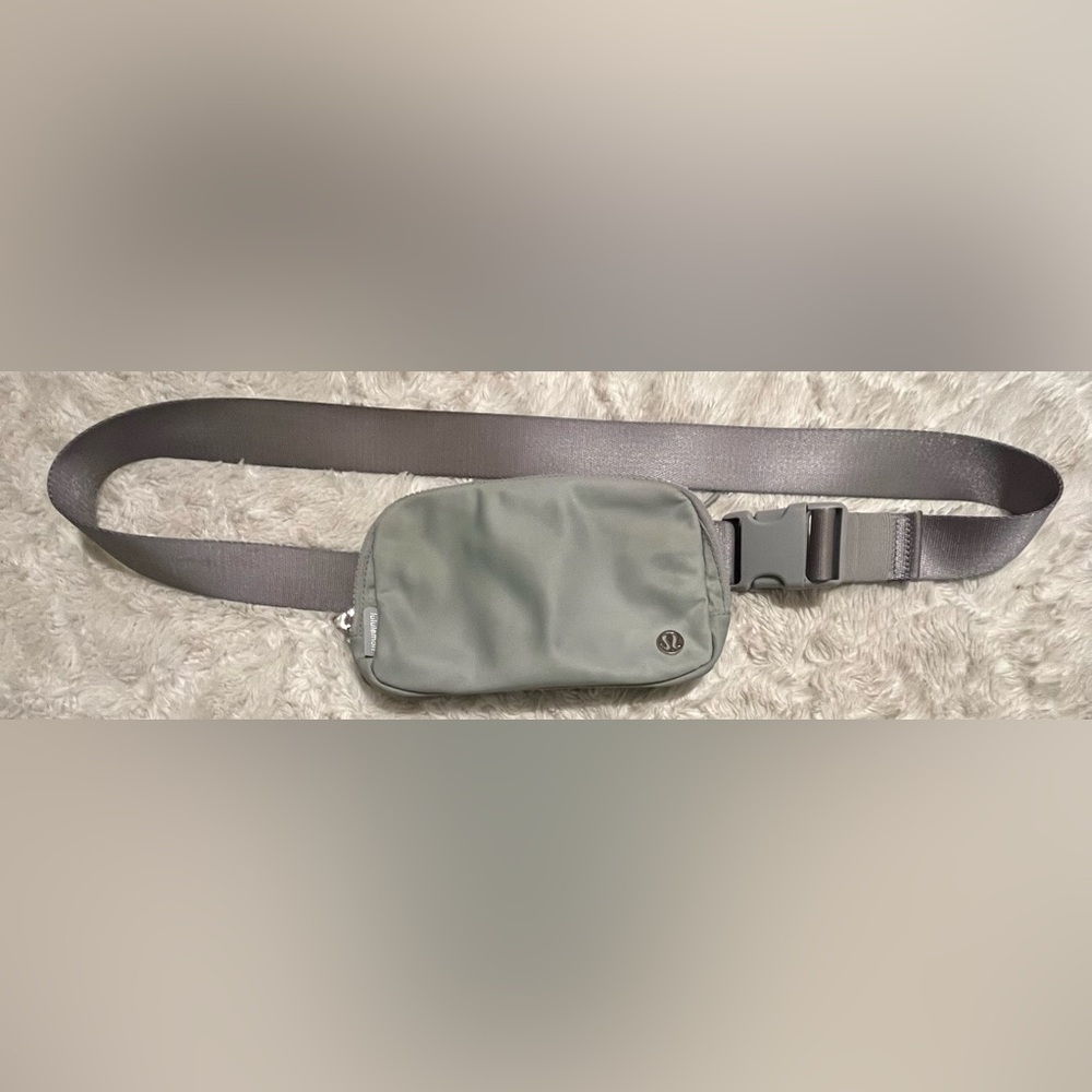 Lululemon Everywhere Belt Bag 1L Seal Grey